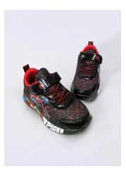 PATİK BEBE حذاء رياضي خفيف الوزن للأولاد باللون الأسود مزود بأضواء بين مقاسات 26 و30