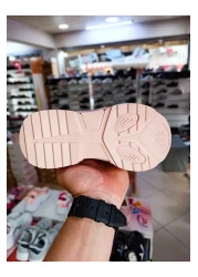 Kid's World حذاء رياضي بناتي عالي النعل وشريط فيلكرو لامع ثلاثي الأبعاد