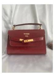 ÇANTA حقيبة نسائية أنيقة ذات ملمس جلدي لامع بتفاصيل ذهبية