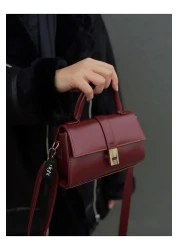 Night حقيبة يد وكتف نسائية باللون العنابي من باولا موديل