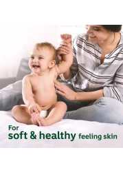 بودرة جونسون بيبي للرّضيع، بتركيبة نشا الذرة، ٩٩٪ بودرة نباتية المصدر، تمتص الرطوبة وتحمي البشرة، برائحة جونسون بيبي الكلاسيكية، تم اختبارها من أطباء الجلد، ٢٠٠غ