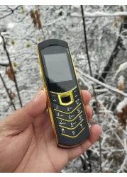 هاتف محمول غير ذكي، مفتوح بتقنية الجيل الثاني - مزود ببطاقة SIM مزدوجة، ولوحة مفاتيح، وأزرار كبيرة، ومكبر صوت، وهيكل معدني، وبطارية طويلة العمر مثالي لكبار السن والاستخدام البسيط.