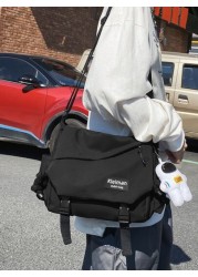 Men Patch Detail Waterproof Messenger Bag With Bag Charm Handbag Schoolbag Sling Bag Sport Bag For High School University Student For Travel College School College Bag Summer Dad Freshman For Books Mu