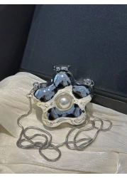 قطعة واحدة حقيبة جانبية معدنية شكل زهرة بلون أحادي لفتاة، إغلاق بإبزيم، سيور كتف معدنية، راقية وأنيقة، مريحة