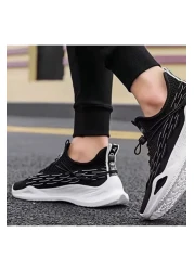 Muchmy حذاء رياضي رجالي خفيف الوزن للجري في الهواء الطلق مزود برباط للإغلاق باللون الأسود