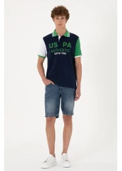 U.S. Polo Assn. تي شيرت رجالي ذو قصة عادية وياقة بولو باللون الأزرق الداكن 50299803-VR033