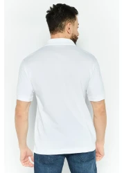 Lacoste قميص بولو رجالي بقصّة عادية وأكمام قصيرة وشعار مطرز، باللون الأبيض