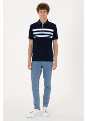 U.S. Polo Assn. تي شيرت رجالي ذو قصة عادية وياقة بولو باللون الأزرق الداكن 50306817-vr033