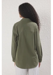  Collection قميص منسوج كبير الحجم من القطن الكاكي والمخلوط بمظهر الكتان TWOSS25GO00096