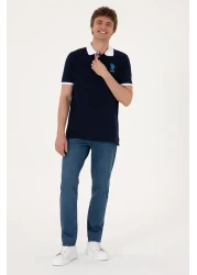 U.S. Polo Assn. تي شيرت رجالي ذو قصة عادية وياقة بولو باللون الأزرق الداكن 50299761-vr033