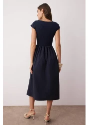  Collection فستان منسوج من القطن المقاوم للماء باللون الأزرق الداكن مع جزء سفلي واسع من القطن المقاوم للماء TWOSS25EL00873