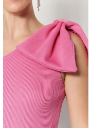  Collection بلوزة تريكو بأكمام واحدة باللون الوردي مع تفاصيل فيونكة TPRSS22BZ0166