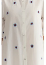  Collection فستان قميص منسوج متوسط الطول مطرز بالزهور من إكرو TWOSS25EL00039