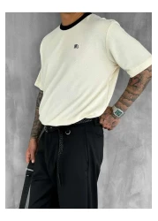 ablukaonline تي شيرت أساسي كبير الحجم للرجال بتفاصيل متباينة باللون الكريمي