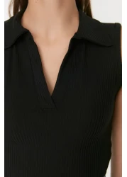  Collection بلوزة محبوكة قابلة للتمدد برقبة بولو سوداء اللون TWOSS22BZ0335