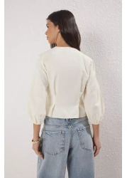  Collection بلوزة منسوجة مخططة مزدوجة الصدر باللون البيج الفاتح TWOSS25BZ00170