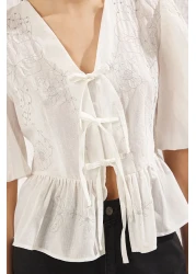  Collection قميص منسوج برقبة على شكل حرف V من إكرو مع تطريز وتفاصيل ربطة أمامية TWOSS25GO00018