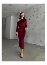 Butik Beyza فستان مخملي مكشوف الكتفين