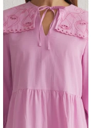  Collection فستان منسوج متوسط الطول بتفاصيل مطرزة باللون الأرجواني TWOSS25EL00061