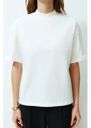  Collection تي شيرت أبيض 100% من القطن بياقة واقفة وأكمام ثلاثة أرباع TWOSS24TS00074