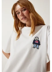 Happiness İstanbul تي شيرت محبوك كبير الحجم مطرز برقبة دائرية باللون الأبيض للنساء NJ00142