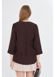 armonika بلوزة نسائية بنية اللون برقبة على شكل حرف V وأكمام ربع ARM-25Y 001024