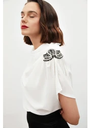 Sateen بلوزة فضفاضة بكتف واحد مع إكسسوار - ECRU