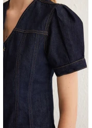  Collection بلوزة من قماش الدنيم بأكمام قصيرة باللون الأزرق الداكن ورقبة على شكل حرف V TWOSS25BZ00000