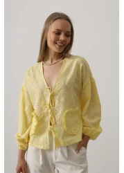 leyla sanat sanata yeni bir bakış açısı ليلى آرت آرت وجهة نظر جديدة للبلوزة المطرزة بتفاصيل قلب - أصفر