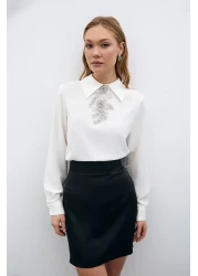 Sateen بلوزة إكرو مع إكسسوارات حجرية