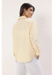  Collection قميص منسوج كبير الحجم مخطط باللون الأصفر TWOAW23GO00359