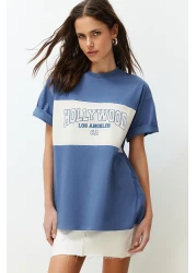  Collection تي شيرت محبوك كبير الحجم/مقاس واسع من القطن 100% باللون النيلي مع طباعة المدينة TWOSS24TS00079