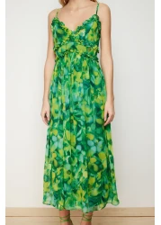  Collection فستان طويل من الشيفون المنسوج بطبعة زهور خضراء على شكل حرف A ومزين بتفاصيل مكشكشة TWOSS23EL02013