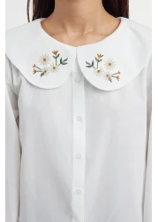  Collection قميص منسوج من القطن إكرو - ياقة مطرزة، مقاس عادي TWOSS23GO00009