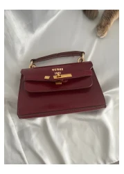 ÇANTA حقيبة نسائية أنيقة ذات ملمس جلدي لامع بتفاصيل ذهبية