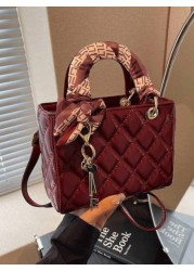 The New Fashion Classic Pu Waterproof Fabric Was Quilted And Embroidered With Diamond Shape Design With Small Fragrance And Ladies Style Metal Pattern Decoration Design And The Double Handle Portable