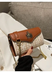 في عام 2024، حقيبة الكتف المناسبة للتسوق مزينة بتصميم الطباعة والتطريز البارز للحرف الكلاسيكي الجديد، مع تصميم