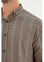  Collection قميص بيج بقصة ضيقة وياقة بأزرار وقصة رفيعة TMNSS20GO0092