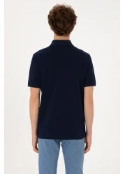 U.S. Polo Assn. تي شيرت رجالي ذو قصة عادية وياقة بولو باللون الأزرق الداكن 50306817-vr033