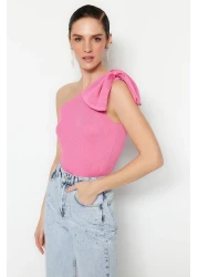  Collection بلوزة تريكو بأكمام واحدة باللون الوردي مع تفاصيل فيونكة TPRSS22BZ0166