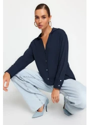  Collection قميص منسوج كبير الحجم باللون الأزرق الداكن - مقاس واسع TWOAW24GO00207