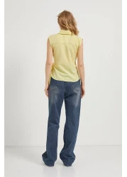 Arma Life بلوزة نسائية صفراء اللون بدون أكمام وياقة مزدوجة