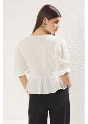  Collection قميص منسوج برقبة على شكل حرف V من إكرو مع تطريز وتفاصيل ربطة أمامية TWOSS25GO00018