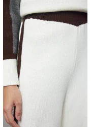  Modest Stand Collar White Knitwear Set - Tctaw25Us00030