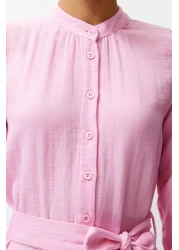  Modest فستان قميص منسوج باللون الوردي مع حزام وأزرار TCTSS24EB00127