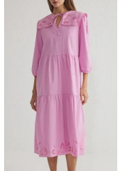  Collection فستان منسوج متوسط الطول بتفاصيل مطرزة باللون الأرجواني TWOSS25EL00061