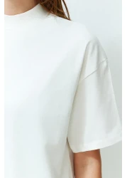  Collection تي شيرت أبيض 100% من القطن بياقة واقفة وأكمام ثلاثة أرباع TWOSS24TS00074