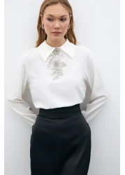 Sateen بلوزة إكرو مع إكسسوارات حجرية