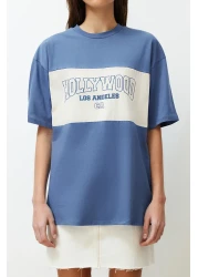  Collection تي شيرت محبوك كبير الحجم/مقاس واسع من القطن 100% باللون النيلي مع طباعة المدينة TWOSS24TS00079