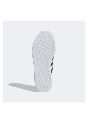 adidas حذاء رياضي رجالي باللون الأبيض من Grand Court Base 2.0